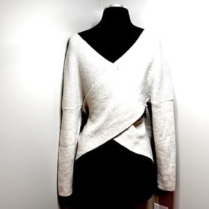 Nwot SHEIN front and back v neck light sweater. Small